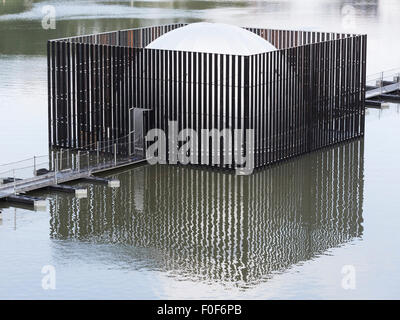 Duisburg-Ruhrort, Deutschland. 14. August 2015. "Nomanslanding" ist eine begehbare Installation schwimmt auf Wasser von fünf Künstlern entwickelt: Robyn Backen (AUS), Andre Dekker (NL), Graham Eatough (UK), Nigel Helyer und Jennifer Turpin (beide AUS). Die Struktur verwandelt sich in eine flüsternde Kuppel geschlossen. Nachgewiesen wird im Rahmen der Ruhrtriennale Arts Festival in Duisburg-Ruhrort vom 14. August 2015 nach mit Tourneen Sydney (2. April – 3. Mai 2015). "Nomanslanding" entsteht in enger Zusammenarbeit zwischen dem Sydney Harbour Foreshore Authority, Glasgow Leben und Urbane Künste Ruhr. Foto: Bas/Alamy Live-Nachrichten Stockfoto