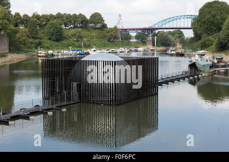 Duisburg-Ruhrort, Deutschland. 14. August 2015. "Nomanslanding" ist eine begehbare Installation schwimmt auf Wasser von fünf Künstlern entwickelt: Robyn Backen (AUS), Andre Dekker (NL), Graham Eatough (UK), Nigel Helyer und Jennifer Turpin (beide AUS). Die Struktur verwandelt sich in eine flüsternde Kuppel geschlossen. Nachgewiesen wird im Rahmen der Ruhrtriennale Arts Festival in Duisburg-Ruhrort vom 14. August 2015 nach mit Tourneen Sydney (2. April – 3. Mai 2015). "Nomanslanding" entsteht in enger Zusammenarbeit zwischen dem Sydney Harbour Foreshore Authority, Glasgow Leben und Urbane Künste Ruhr. Foto: Bas/Alamy Live-Nachrichten Stockfoto