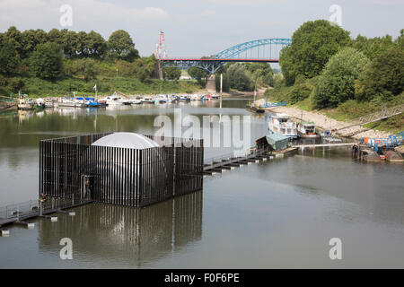 Duisburg-Ruhrort, Deutschland. 14. August 2015. "Nomanslanding" ist eine begehbare Installation schwimmt auf Wasser von fünf Künstlern entwickelt: Robyn Backen (AUS), Andre Dekker (NL), Graham Eatough (UK), Nigel Helyer und Jennifer Turpin (beide AUS). Die Struktur verwandelt sich in eine flüsternde Kuppel geschlossen. Nachgewiesen wird im Rahmen der Ruhrtriennale Arts Festival in Duisburg-Ruhrort vom 14. August 2015 nach mit Tourneen Sydney (2. April – 3. Mai 2015). "Nomanslanding" entsteht in enger Zusammenarbeit zwischen dem Sydney Harbour Foreshore Authority, Glasgow Leben und Urbane Künste Ruhr. Foto: Bas/Alamy Live-Nachrichten Stockfoto