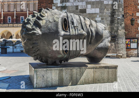 Die Bronzeskulptur Eros Bendato befindet sich auf der Krakauer Hauptmarkt, ein Werk von Igor Mitoraj, Polen, Europa Stockfoto