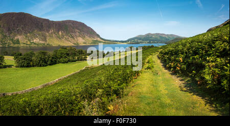 Blick nach Norden nach unten Crummock Wasser mit Mellbreak Hill (Wainwright) auf der linken Seite im englischen Lake District Stockfoto