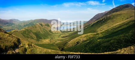 Crummock Wasser aus Whiteless Zander Blick ins Rannderdale-Tal mit Grassmoor auf der rechten Seite Stockfoto