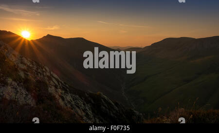 Sonnenaufgang über dem Hopegill Head im englischen Lake District (Whiteside entnommen) Stockfoto