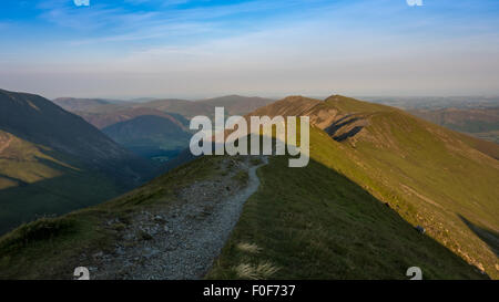 Am frühen Morgen mit der Sonne nur einfach auftauchen über Whiteside (im oberen Bereich Hopegill Head entnommen) Stockfoto