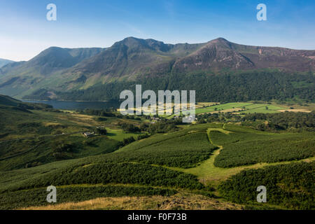 Buttermere vom Rannderdale Blick auf rot Hecht, hohe Stil und hohen Felsen Stockfoto