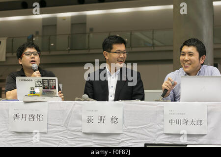 (L, R) Keisuke Katsuki, Generalsekretär der Bewegungen für Internet aktive Benutzer (MIAU), Minoru Ogino Assemblyman von Ota Ward und Ryutaro Nakagawa Rechtsanwalt, sprechen im Rahmen eines Symposiums über die TPP-Verhandlungen im Bereich des geistigen Eigentums während der '' Comic-Markt 88 Sommer 2015'' in Tokyo Big Sight am 14. August 2015, Tokio, Japan. Die Diskussionsteilnehmer sprach über die japanische Regierung Teilnahme an den Verhandlungen für Transpazifik Vereinbarung für wirtschaftliche Partnerschaft (TPP) im Bereich des geistigen Eigentums, einschließlich Sicherungsmaßnahmen zum Schutz der japanischen Kultur. (Foto von Rodrigo Reyes M Stockfoto