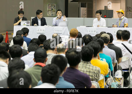 (L, R) Keisuke Katsuki, Generalsekretär der Bewegungen für Internet aktive Benutzer (MIAU), Minoru Ogino Assemblyman von Ota Ward, Ryutaro Nakagawa Rechtsanwalt, Ken Akamatsu Karikaturist und Tomohiro Matsu Schriftsteller und Mitglied des vorbereitenden Ausschusses Comic Markt sprechen im Rahmen eines Symposiums über die TPP-Verhandlungen im Bereich des geistigen Eigentums während der '' Comic-Markt 88 Sommer 2015'' in Tokyo Big Sight am 14. August , 2015, Tokio, Japan. Die Diskussionsteilnehmer sprach über die japanische Regierung Teilnahme an den Verhandlungen für Transpazifik Vereinbarung für wirtschaftliche Partnerschaft (TPP) in der intellektuelste Stockfoto