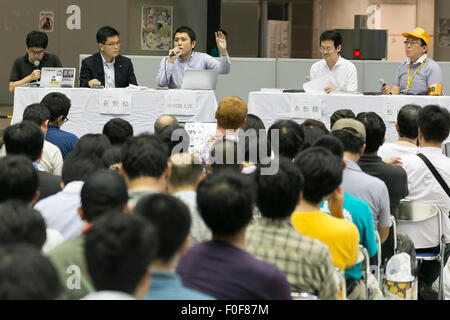 (L, R) Keisuke Katsuki, Generalsekretär der Bewegungen für Internet aktive Benutzer (MIAU), Minoru Ogino Assemblyman von Ota Ward, Ryutaro Nakagawa Rechtsanwalt, Ken Akamatsu Karikaturist und Tomohiro Matsu Schriftsteller und Mitglied des vorbereitenden Ausschusses Comic Markt sprechen im Rahmen eines Symposiums über die TPP-Verhandlungen im Bereich des geistigen Eigentums während der '' Comic-Markt 88 Sommer 2015'' in Tokyo Big Sight am 14. August , 2015, Tokio, Japan. Die Diskussionsteilnehmer sprach über die japanische Regierung Teilnahme an den Verhandlungen für Transpazifik Vereinbarung für wirtschaftliche Partnerschaft (TPP) in der intellektuelste Stockfoto