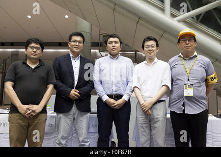 (L, R) Keisuke Katsuki, Generalsekretär der Bewegungen für Internet aktive Benutzer (MIAU), Minoru Ogino Assemblyman von Ota Ward, Ryutaro Nakagawa Rechtsanwalt, Ken Akamatsu Karikaturist und Tomohiro Matsu Schriftsteller und Mitglied des vorbereitenden Ausschusses Comic Markt posieren für die Kameras im Rahmen eines Symposiums über die TPP-Verhandlungen im Bereich des geistigen Eigentums während der '' Comic-Markt 88 Sommer 2015'' in Tokyo Big Sight am 14. August , 2015, Tokio, Japan. Die Diskussionsteilnehmer sprach über die japanische Regierung Teilnahme an den Verhandlungen für Transpazifik Vereinbarung für wirtschaftliche Partnerschaft (TPP) Stockfoto