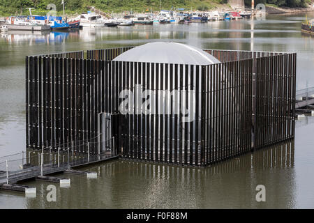 Duisburg-Ruhrort, Deutschland. 14. August 2015. "Nomanslanding" ist eine begehbare Installation schwimmt auf Wasser von fünf Künstlern entwickelt: Robyn Backen (AUS), Andre Dekker (NL), Graham Eatough (UK), Nigel Helyer und Jennifer Turpin (beide AUS). Die Struktur verwandelt sich in eine flüsternde Kuppel geschlossen. Nachgewiesen wird im Rahmen der Ruhrtriennale Arts Festival in Duisburg-Ruhrort vom 14. August 2015 nach mit Tourneen Sydney (2. April – 3. Mai 2015). "Nomanslanding" entsteht in enger Zusammenarbeit zwischen dem Sydney Harbour Foreshore Authority, Glasgow Leben und Urbane Künste Ruhr. Foto: Bas/Alamy Live-Nachrichten Stockfoto