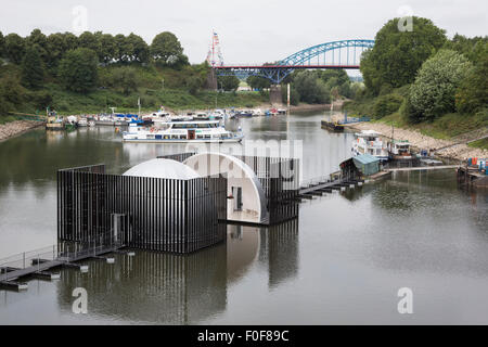 Duisburg-Ruhrort, Deutschland. 14. August 2015. "Nomanslanding" ist eine begehbare Installation schwimmt auf Wasser von fünf Künstlern entwickelt: Robyn Backen (AUS), Andre Dekker (NL), Graham Eatough (UK), Nigel Helyer und Jennifer Turpin (beide AUS). Die Struktur verwandelt sich in eine flüsternde Kuppel geschlossen. Nachgewiesen wird im Rahmen der Ruhrtriennale Arts Festival in Duisburg-Ruhrort vom 14. August 2015 nach mit Tourneen Sydney (2. April – 3. Mai 2015). "Nomanslanding" entsteht in enger Zusammenarbeit zwischen dem Sydney Harbour Foreshore Authority, Glasgow Leben und Urbane Künste Ruhr. Foto: Bas/Alamy Live-Nachrichten Stockfoto