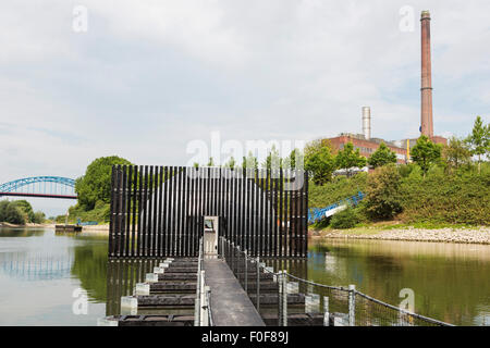 Duisburg-Ruhrort, Deutschland. 14. August 2015. "Nomanslanding" ist eine begehbare Installation schwimmt auf Wasser von fünf Künstlern entwickelt: Robyn Backen (AUS), Andre Dekker (NL), Graham Eatough (UK), Nigel Helyer und Jennifer Turpin (beide AUS). Die Struktur verwandelt sich in eine flüsternde Kuppel geschlossen. Nachgewiesen wird im Rahmen der Ruhrtriennale Arts Festival in Duisburg-Ruhrort vom 14. August 2015 nach mit Tourneen Sydney (2. April – 3. Mai 2015). "Nomanslanding" entsteht in enger Zusammenarbeit zwischen dem Sydney Harbour Foreshore Authority, Glasgow Leben und Urbane Künste Ruhr. Foto: Bas/Alamy Live-Nachrichten Stockfoto