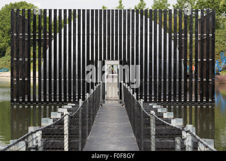 Duisburg-Ruhrort, Deutschland. 14. August 2015. "Nomanslanding" ist eine begehbare Installation schwimmt auf Wasser von fünf Künstlern entwickelt: Robyn Backen (AUS), Andre Dekker (NL), Graham Eatough (UK), Nigel Helyer und Jennifer Turpin (beide AUS). Die Struktur verwandelt sich in eine flüsternde Kuppel geschlossen. Nachgewiesen wird im Rahmen der Ruhrtriennale Arts Festival in Duisburg-Ruhrort vom 14. August 2015 nach mit Tourneen Sydney (2. April – 3. Mai 2015). "Nomanslanding" entsteht in enger Zusammenarbeit zwischen dem Sydney Harbour Foreshore Authority, Glasgow Leben und Urbane Künste Ruhr. Foto: Bas/Alamy Live-Nachrichten Stockfoto