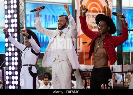 Janelle Monáe, Jidenna, Roman GianArthur für NBC heute zeigen Konzert mit JANELLE MONAE, Rockefeller Plaza, New York, NY 14. August 2015 auf der Bühne. Foto von: Steven Ferdman/Everett Collection Stockfoto