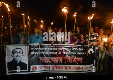 Dhaka, Bangladesch. 14. August 2015. Amara Muctijoddar Santan Aktivitäten halten eine Taschenlampe Kundgebung anlässlich der 40. Todestag von Bangabandhu Scheich Mujibur Rahman Manik Mia Avenue in Dhaka, Bangladesch. Am 14. August 2015-Credit: Mamunur Rashid/Alamy Live-Nachrichten Stockfoto