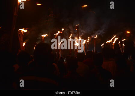 Dhaka, Bangladesch. 14. August 2015. Amara Muctijoddar Santan Aktivitäten halten eine Taschenlampe Kundgebung anlässlich der 40. Todestag von Bangabandhu Scheich Mujibur Rahman Manik Mia Avenue in Dhaka, Bangladesch. Am 14. August 2015-Credit: Mamunur Rashid/Alamy Live-Nachrichten Stockfoto