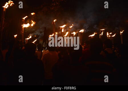 Dhaka, Bangladesch. 14. August 2015. Amara Muctijoddar Santan Aktivitäten halten eine Taschenlampe Kundgebung anlässlich der 40. Todestag von Bangabandhu Scheich Mujibur Rahman Manik Mia Avenue in Dhaka, Bangladesch. Am 14. August 2015-Credit: Mamunur Rashid/Alamy Live-Nachrichten Stockfoto