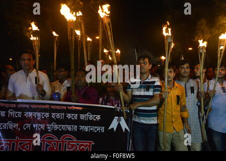 Dhaka, Bangladesch. 14. August 2015. Amara Muctijoddar Santan Aktivitäten halten eine Taschenlampe Kundgebung anlässlich der 40. Todestag von Bangabandhu Scheich Mujibur Rahman Manik Mia Avenue in Dhaka, Bangladesch. Am 14. August 2015-Credit: Mamunur Rashid/Alamy Live-Nachrichten Stockfoto