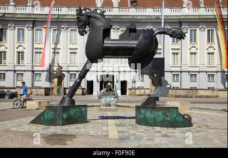 Anscavallo Skulptur von J. Goertz, 1994 mit der Ansbach Residenz, Ansbach, Bayern, Deutschland Stockfoto