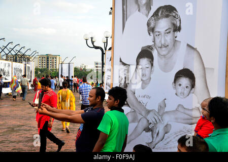 Dhaka, Bangladesch. 14. August 2015. Menschen aus All-Spaziergang versammeln sich auf dem National Parliament House South Plaza wo eine dreitägigen Fotoausstellung mit dem Titel "Chitrrogathai Sokhgatha" angeordnet markiert den 40. Todestag Bangabandhu Scheich Mujibur Rahman. Am 14. August 2015 dreitägigen Fotoausstellung mit dem Titel "Chitrrogathai Sokhgatha" angeordnet markiert den 40. Todestag Bangabandhu Scheich Mujibur Rahman in South Plaza des National Parliament House in Dhaka, Bangladesh.On 14. August 2015 Credit: Mamunur Rashid/Alamy Live News Stockfoto