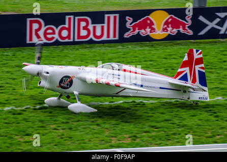 Die fünfte Runde der Red Bull Air Race-Serie findet um eine Rennstrecke innerhalb der Arena der Ascot-Rennbahn statt. Paul Bonhomme auf einer Rennbahn, die als Start- und Landebahn genutzt wird Stockfoto