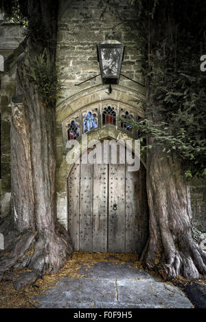 Die Nordtür der St. Edwards Kirche mit zwei alten Eibe Bäume beiderseits Stow auf die würde, Gloucestershire, England, UK Stockfoto