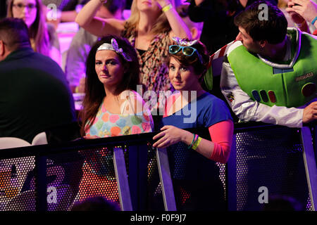 HBF-Stadion-Perth, Australien. 14. August 2015. TabTouch Perth Dart Masters Zuschauer fiebern Sie. Bildnachweis: Aktion Plus Sport/Alamy Live-Nachrichten Stockfoto