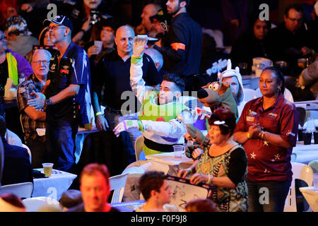 HBF-Stadion-Perth, Australien. 14. August 2015. TabTouch Perth Dart Masters, Zuschauer an die Darts. Bildnachweis: Aktion Plus Sport/Alamy Live-Nachrichten Stockfoto