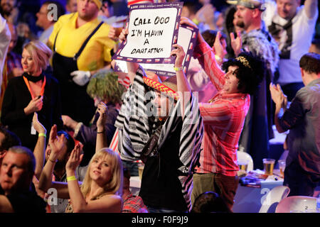 HBF-Stadion-Perth, Australien. 14. August 2015. TabTouch Perth Dart Masters Zuschauer fiebern Sie. Bildnachweis: Aktion Plus Sport/Alamy Live-Nachrichten Stockfoto