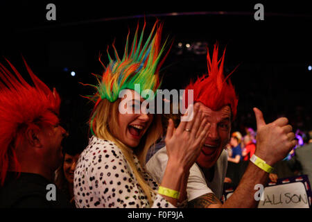 HBF-Stadion-Perth, Australien. 14. August 2015. TabTouch Perth Dart Masters Zuschauer fiebern Sie. Bildnachweis: Aktion Plus Sport/Alamy Live-Nachrichten Stockfoto