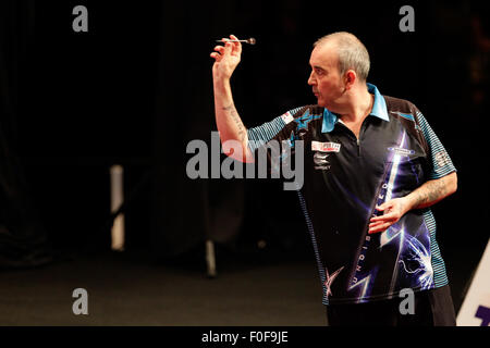 HBF-Stadion-Perth, Australien. 14. August 2015. TabTouch Perth Dart Masters, Phil The Power Taylor in Aktion gegen Craig Caldwell. Bildnachweis: Aktion Plus Sport/Alamy Live-Nachrichten Stockfoto