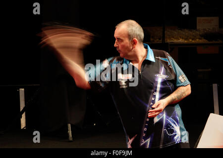 HBF-Stadion-Perth, Australien. 14. August 2015. TabTouch Perth Dart Masters, Phil The Power Taylor in Aktion gegen Craig Caldwell. Bildnachweis: Aktion Plus Sport/Alamy Live-Nachrichten Stockfoto