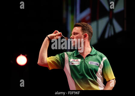 HBF-Stadion-Perth, Australien. 14. August 2015. TabTouch Perth Dart Masters, Paul Nicholson in Aktion. Bildnachweis: Aktion Plus Sport/Alamy Live-Nachrichten Stockfoto