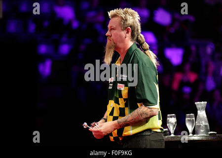 HBF-Stadion-Perth, Australien. 14. August 2015. TabTouch Perth Dart Masters, Uhren Simon Whitlock auf. Bildnachweis: Aktion Plus Sport/Alamy Live-Nachrichten Stockfoto