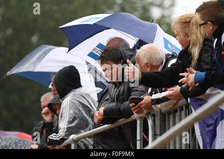 Nottingham, UK. 14. August 2015. 2015 Zerebralparese World Games. Leichtathletik-Event. Die Zuschauer waren nicht abschrecken durch den Starkregen als sie die Weitsprung-Wettbewerb sahen © Action Plus Sport/Alamy Live News Stockfoto