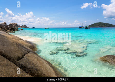 Schöne Landschaften von Himmel, Meer und Strand im Sommer auf Koh Miang Island ist ein Sehenswürdigkeiten berühmt für das Tauchen in Mu Ko Similan Stockfoto