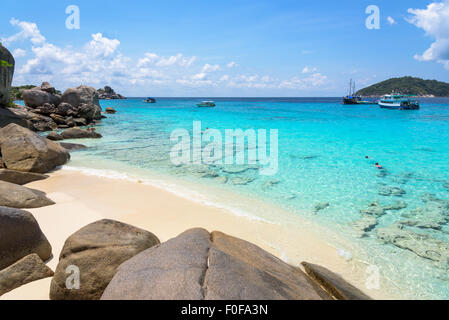 Schöne Landschaften von Himmel, Meer und Strand im Sommer auf Koh Miang Island ist ein Sehenswürdigkeiten berühmt für das Tauchen in Mu Ko Similan Stockfoto