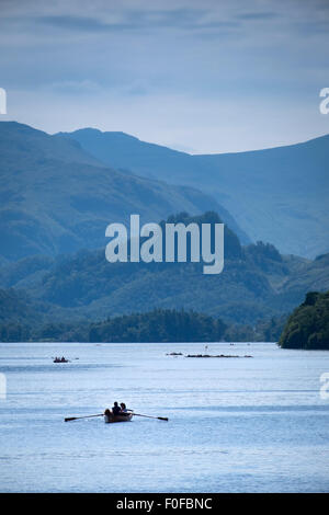 Ruderboote auf Derwentwater in Keswick im Lake District, Cumbria, England Stockfoto