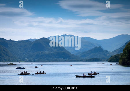 Ruderboote auf Derwentwater in Keswick im Lake District, Cumbria, England Stockfoto