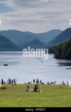 Menschen entspannen im Park mit Blick auf Derwentwater in der Nähe von Keswick im Lake District, Cumbria, England Stockfoto