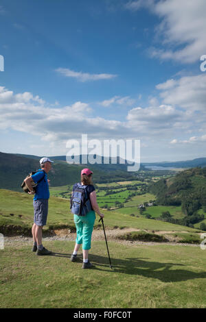 Wanderer genießen Sie den Ausblick vom Catbells fiel in der Nähe von Keswick im Lake District Stockfoto