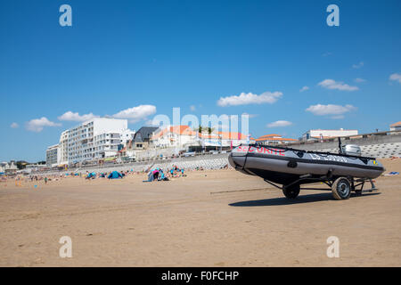 Ein aufblasbares Rettungsboot Strand am Strand von St. Gilles Croix De La vie in der Vendee-Frankreich Stockfoto