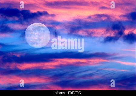 Mond Wolken Himmel ist eine lebendige surreale Fantasie wie Wolkengebilde mit dem feinstofflichen himmlischen Vollmond steigt unter dem pulsierenden clo Stockfoto