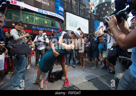 New York, USA. 14. August 2015. Oscar Gifford(L) und Alessandra Piani küssen um den V – J Tag Kuss auf dem Times Square in New York, USA, 14. August 2015 nachspielen. Hunderte von Paaren am Freitag nahmen die Feierlichkeiten, die Neuerstellung des Kuss zwischen einem amerikanischen Seemann und Krankenschwester von Life Magazin Fotograf Alfred Eisenstaedt 70 Jahren gefangen genommen, als Amerikaner feierte V – J Tag manchmal eckig, markiert den Sieg über Japan, das Kriegsende im Jahr 1945. Bildnachweis: Li Muzi/Xinhua/Alamy Live-Nachrichten Stockfoto