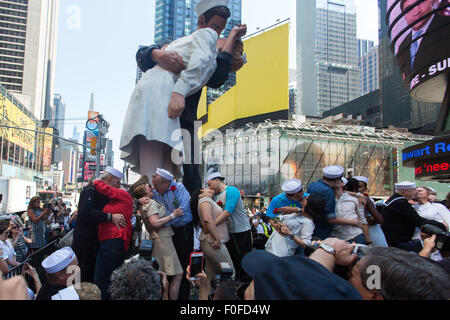 New York, USA. 14. August 2015. Paare küssen, V – J Tag Kuss auf dem Times Square in New York, USA, 14. August 2015 nachspielen. Hunderte von Paaren am Freitag nahmen die Feierlichkeiten, die Neuerstellung des Kuss zwischen einem amerikanischen Seemann und Krankenschwester von Life Magazin Fotograf Alfred Eisenstaedt 70 Jahren gefangen genommen, als Amerikaner feierte V – J Tag manchmal eckig, markiert den Sieg über Japan, das Kriegsende im Jahr 1945. Bildnachweis: Li Muzi/Xinhua/Alamy Live-Nachrichten Stockfoto