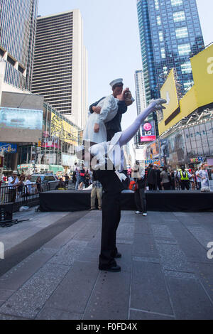 New York, USA. 14. August 2015. Zwei Darsteller tanzen während der Veranstaltung Kiss-in Times Square in New York, USA, 14. August 2015. Hunderte von Paaren am Freitag nahmen die Feierlichkeiten, die Neuerstellung des Kuss zwischen einem amerikanischen Seemann und Krankenschwester von Life Magazin Fotograf Alfred Eisenstaedt 70 Jahren gefangen genommen, als Amerikaner feierte V – J Tag manchmal eckig, markiert den Sieg über Japan, das Kriegsende im Jahr 1945. Bildnachweis: Li Muzi/Xinhua/Alamy Live-Nachrichten Stockfoto