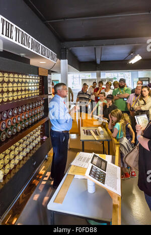 Besucher hören einen Vortrag über die neu erstellte Turing-Bombe Codebreaking Maschine, Bletchley Park, Buckinghamshire, England, UK Stockfoto