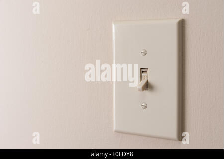 Klassischen Lichtschalter an der Wand hängen Stockfoto