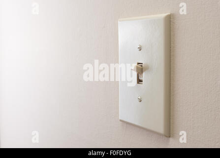 Klassischen Lichtschalter an der Wand hängen Stockfoto