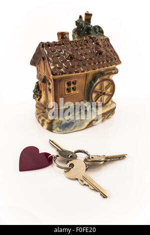 Haus und Schlüssel isoliert auf weiss. Stockfoto